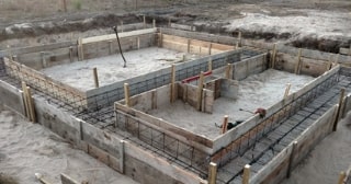 Ленточный фундамент под ключ в Новом Уренгое цена за работу от 2695 руб.- установка ленточного фундамента стоимость